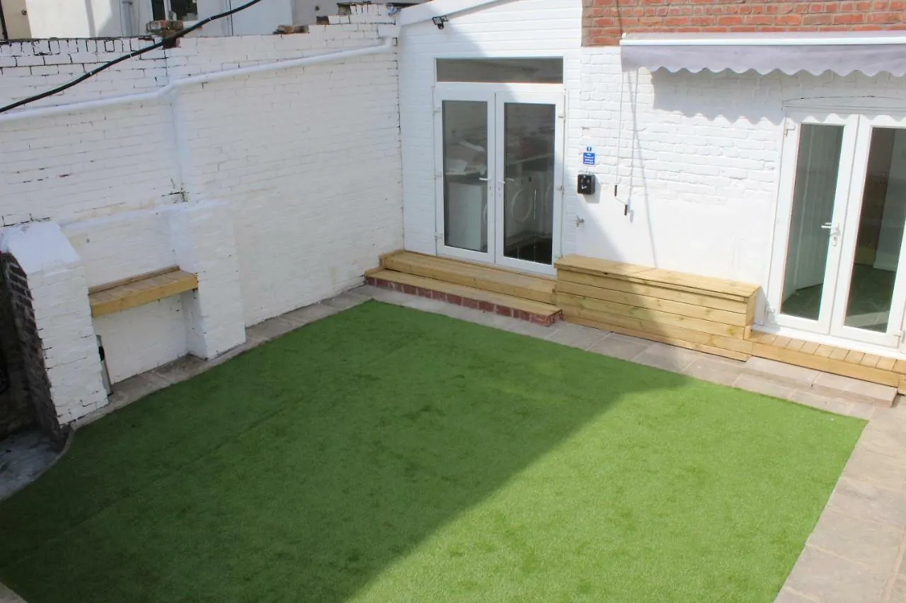 Backpackers Blackpool Hotel & Suites